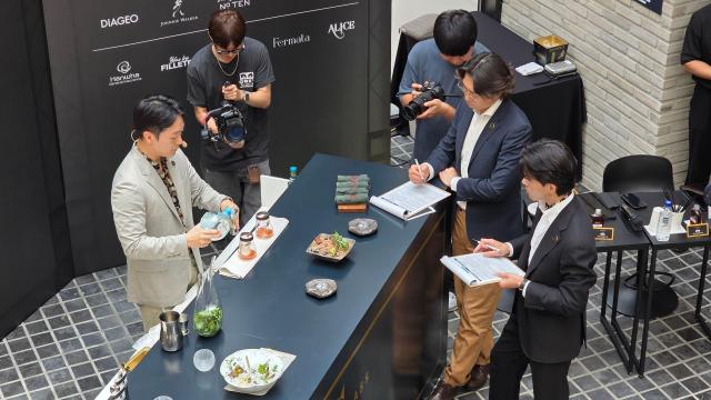 지난 9일 서울 용산구 한화손해보험 한남사옥에서 열린 '월드클래스 코리아 REVIVE:2025' 파이널 대회에서 창작 미션을 수행하고 있는 박희만 바텐더. [사진=김현아 기자]