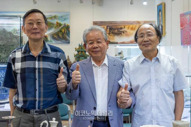 9일 오후 서울 종로구 다보성갤러리에서 열린 중국 감정 전문가 초청 기자간담회에서 왼쪽부터션지아신宣家鑫 상하이 서예가협회 부주석 김종춘金種春 다보성갤러리 회장 천커타오陈克涛 상하이 소장협회 상무 부회장이 기념 촬영 하고 있다사진박명섭 기자