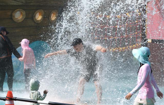 PHOTOS: Record heat grips South Korea