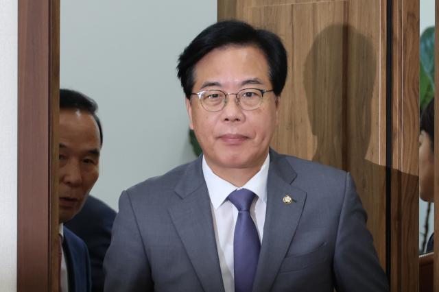 송언석 국민의힘 비대위원장 겸 원내대표가 10일 서울 여의도 국회에서 열린 비상대책위원회의에 참석하고 있다 사진연합뉴스