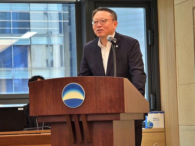 정진완 우리은행장이 10일 서울 중구 우리은행 본점에서 ‘포용적 금융 플랫폼’에 관한 기자설명회를 개최하고 중소기업과 소상공인을 위한 상생 방안을 설명하고 있다 사진우리은행