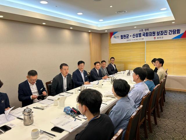 장재혁 합천군부군수를 비롯한 합천군 관계자들이 지역 국회의원인 신성범 의원실을 찾아 보좌진들과의 연석회의에서 합천군의 현안 사업과 특별교부세의 필요성에 대해 이야기 하고 있다 사진합천군