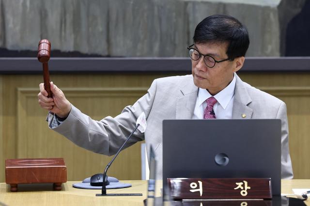 이창용 한국은행 총재가 10일 오전 서울 중구 한국은행에서 열린 금융통화위원회 본회의에서 의사봉을 두드리고 있다 사진사진공동취재단