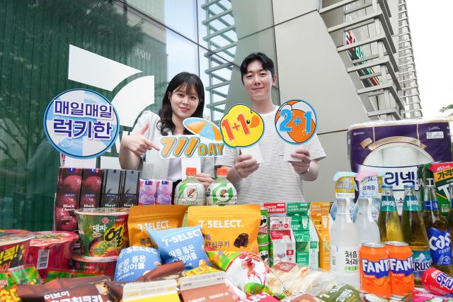 모델들이 여름 상품을 저렴하게 선보이는 세븐일레븐의 711데이를 홍보하고 있다 사진세븐일레븐
