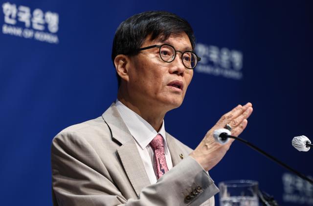 이창용 한국은행 총재가 10일 서울 중구 한국은행에서 열린 금융통화위원회 금리 결정에 대한 기자간담회에서 취재진 질문에 답하고 있다 사진사진공동취재단
