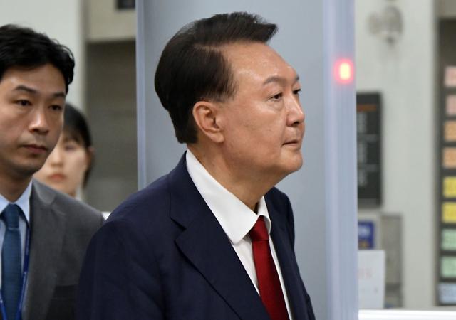 12·3 비상 계엄 사태 관련 내란 혐의를 받는 윤석열 전 대통령이 지난 9일 서울 서초구 서울중앙지방법원에서 구속 전 피의자 심문을 마치고 법원을 나서고 있다 사진연합뉴스