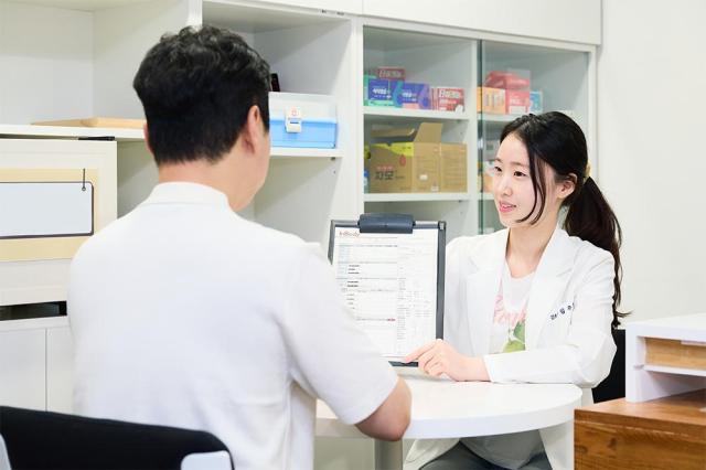 여름맞이 몸짱이벤트에 참여한 SK네트웍스 구성원이 인바디 검사를 진행하고 있다 사진SK네트웍스