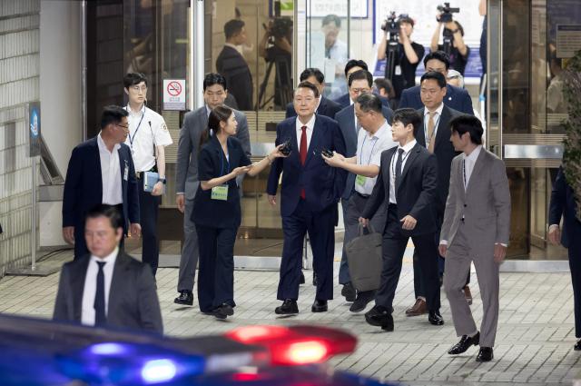 123 비상계엄 사태 관련 내란 혐의를 받는 윤석열 전 대통령이 9일 서울 서초구 서울중앙지방법원에서 구속 전 피의자 심문영장실질심사을 마치고 대기 장소인 서울구치소로 이동하고 있다 사진연합뉴스