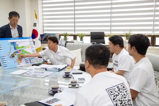 강임준 군산시장이 국정기획위 관계자들에게 지역 정책을 건의하고 있다사진군산시