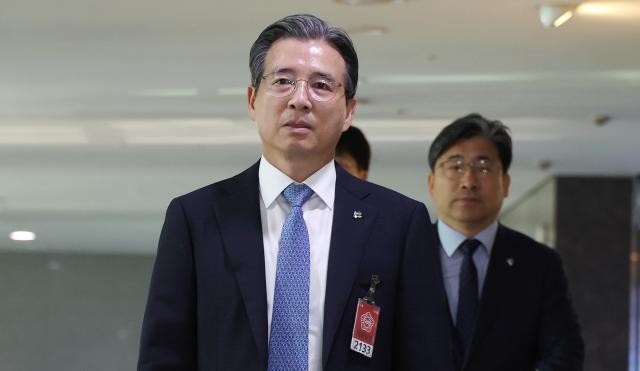 대통령실 김용범 정책실장이 18일 서울 여의도 국회 의원회관에서 대통령실과 정부 여당 등이 함께하는 추경안 관련 회의에 참석하기 위해 이동하고 있다사진연합뉴스