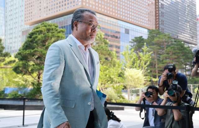 이일준 삼부토건 회장이 10일 피의자 신분으로 김건희 특검 조사를 받기 위해 서울 종로구 KT광화문빌딩 웨스트에 마련된 특검 사무실에 출석했다 사진연합뉴스