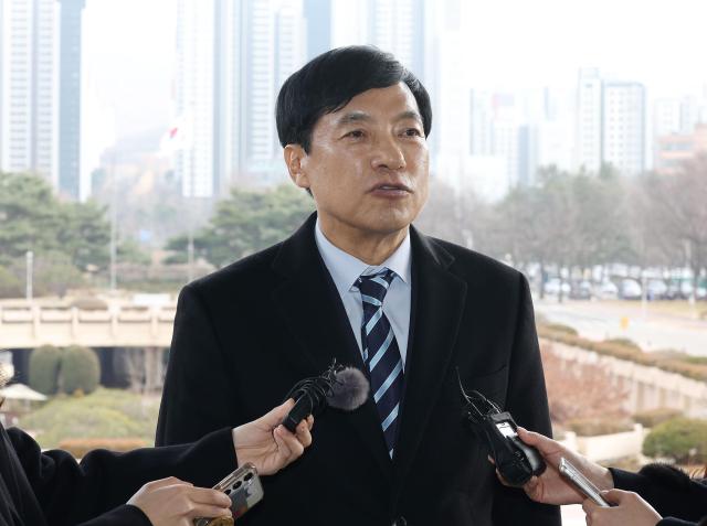 조국 전 법무부 장관이 주최한 행사에 참여해 윤석열 대통령을 비판했던 이성윤 법무연수원 연구위원에 대한 검사징계위원회가 열린 14일 오후 정부과천청사 법무부 앞에서 이 위원이 입장을 밝히고 있다 사진연합뉴스