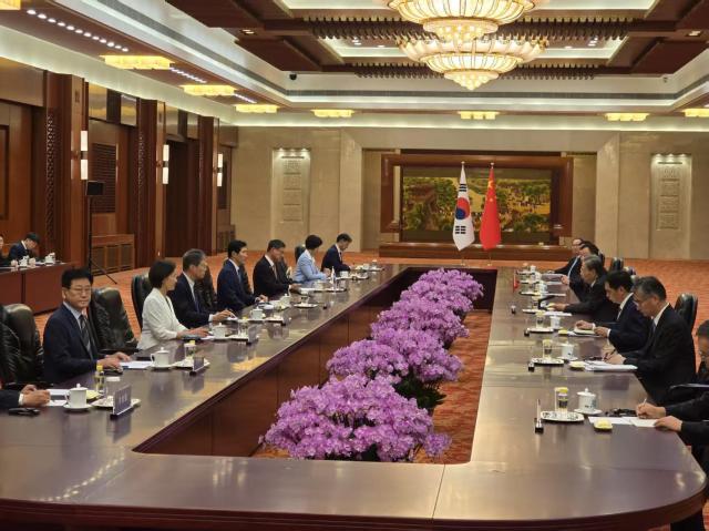 10일 이학영 국회 부의장과 여야 의원들이 베이징 인민대회당에서 자오러지 전국인민대표대회 상무위원장을 만났다 사진베이징 특파원 공동 취재단