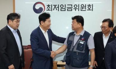 내년도 최저임금, 1만320원으로 2.9% 인상...노동계 저임금 노동자 생계 보완 절실
