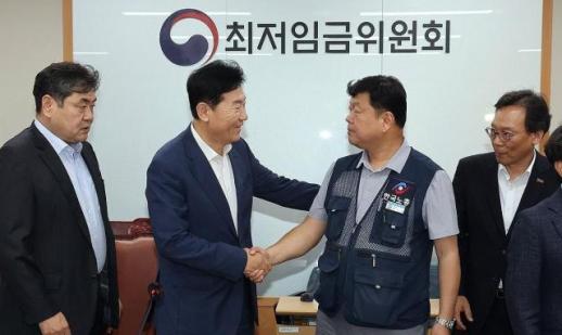 내년도 최저임금, 1만320원으로 2.9% 인상...노동계 저임금 노동자 생계 보완 절실
