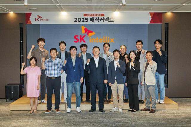 김완성 SK인텔릭스 대표왼쪽 네번째와 주요 경영진이 10일 사명 변경에 대한 구성원 설명회를 갖고 기념 촬영 하고 있다 사진SK인텔릭스