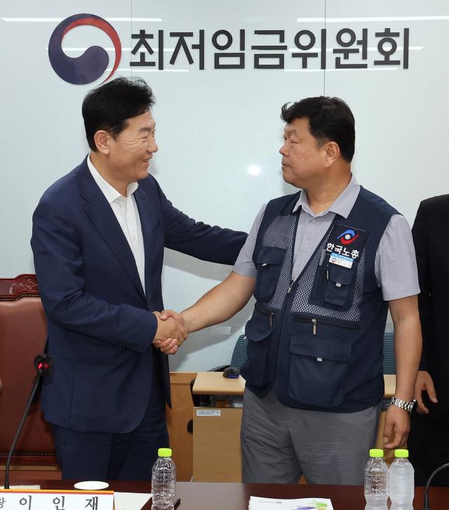 Giám đốc điều hành của Liên đoàn Lao động Hàn Quốc Ryu Ki-jung đại diện cho Liên đoàn Người sử dụng lao động Hàn Quốc trái và Tổng thư ký Liên đoàn Lao động Hàn Quốc Ryu Ki-seop đại diện cho Liên đoàn Người lao động Hàn Quốc bắt tay sau khi quyết định mức lương tối thiểu năm tới là 10320 wongiờ tại phiên họp toàn thể lần thứ 12 được tổ chức tại Khu phức hợp Chính phủ Sejong vào ngày 10 tháng 7 năm 2025 ẢnhYonhap News