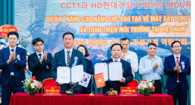 김병수왼쪽 세번째 HD현대건설기계 상무와 즈엉 테 안왼쪽 다섯번째 CCT1 총장이 양해각서 체결 이후 기념촬영을 하고 있다 사진HD현대건설기계
