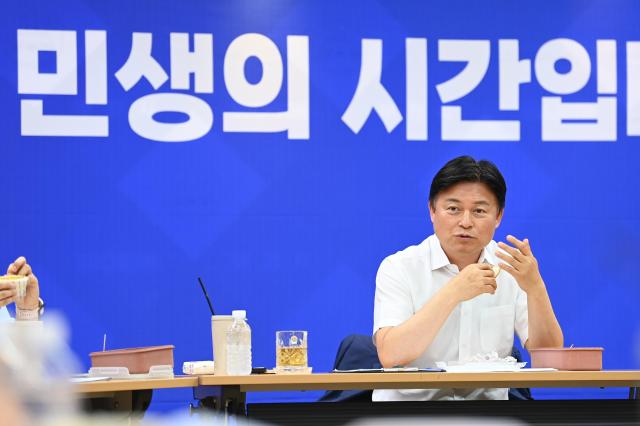 조용익 부천시장이 실무자들과 점심을 함께하며 시정 방향에 대한 의견을 나누고 있다 사진부천시
