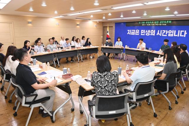 조용익 부천시장이 실무자들과 점심을 함께하며 시정 방향에 대한 의견을 나누고 있다 사진부천시