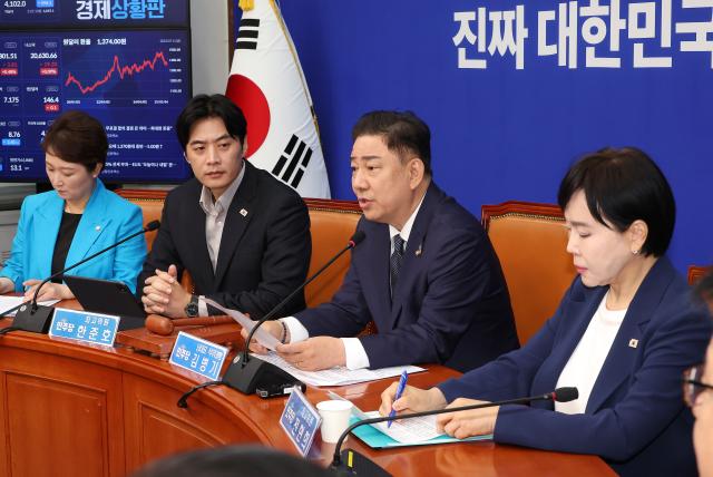 김병기 더불어민주당 대표 직무대행 겸 원내대표왼쪽 세번째가 11일 국회에서 열린 최고위원회의에서 발언하고 있다 사진연합뉴스