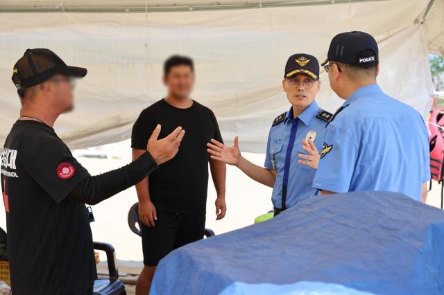 지난해 최성수기 김성종 동해해경청장오른쪽 두번째이 수상레저사업장을 점검하는 모습
