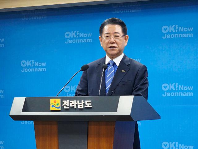이재명 대통령 정부가 추진하는 ‘RE100 산업단지 및 에너지 신도시 조성’ 계획에 대해 김영록 전라남도지사가 전폭적인 환영의 뜻을 밝히는 기자회견을 하고 있다사진김옥현 기자