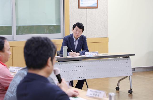 김민철 원장이 정담회에서 청취 모습 사진경상원