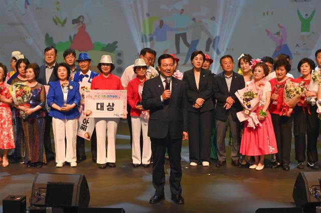 대덕문화전당 드림홀에서는 남구 13개 동을 대표하는 프로그램 수강생들이 갈고 닦은 기량을 마음껏 펼치는 ‘제22회 주민자치센터 프로그램 경연대회’가 성황리에 열렸으며 대상을 차지한 봉덕3동 하모니카 교실이다 사진대구남구