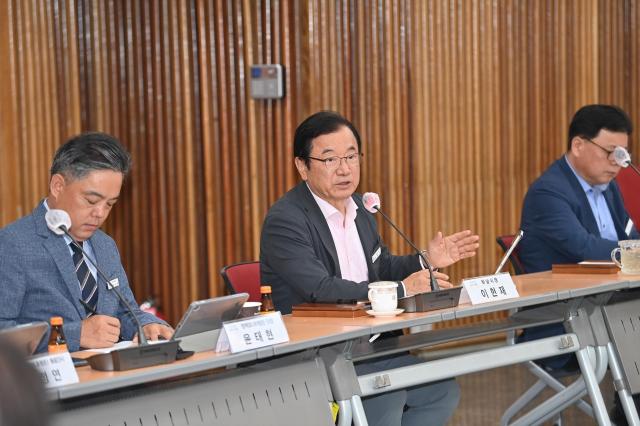 이현재 하남시장이 10일 시청 대회의실에서 열린 ‘2025년도 제4회 하남시 정책모니터링단 정기회의에서 인사말을 하고 있다 사진하남시