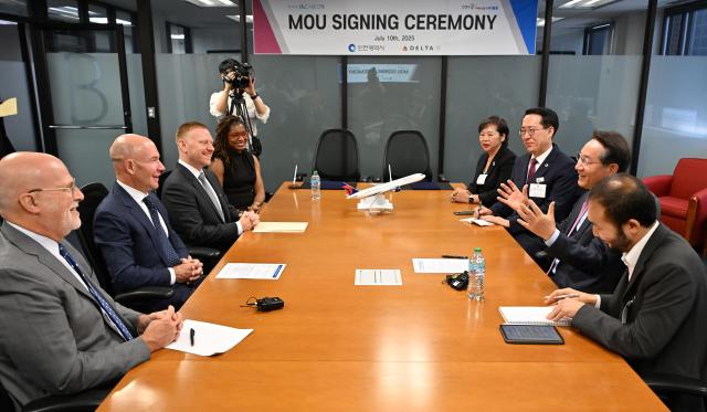 유정복 인천광역시장이 10일현지시간 미국 애틀란타 델타항공Delta Air Lines 본사에서 열린 인천시-델타항공 글로벌 관광·항공 협력 양해각서 체결식에서 협력방안 등을 논의하고 있다 사진인천시