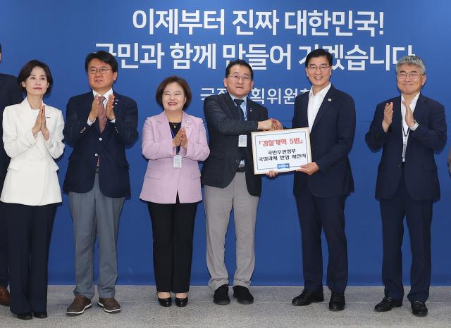 11일 서울 종로구 국정기획위원회에서 조국혁신당 차규근 의원이 국정위 정치행정분과 이해식 분과장에게 검찰개혁 5법 국정과제 반영 제안서를 전달한 뒤 악수하고 있다사진연합뉴스
