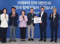 [아주경제 오늘의 뉴스 종합]  마포역 향하던 5호선 열차서 화재…여의도역~애오개역 열차 운행 전면 중단 外