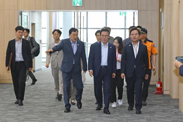 김민석 국무총리와 김학홍 경북도 행정부지사 주낙영 경주시장이 11일 오전 HICO 내부를 함께 이동하며 정상 회의 주요 시설에 대해 점검하고 있다 사진경주시
