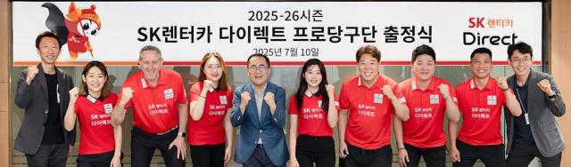 10일 ‘SK렌터카 다이렉트’ 선수단이 출정식을 갖고 구단 관계자들과 함께 기념 사진을 촬영하고 있다 사진 왼쪽부터장봉걸 SK렌터카 지속경영실장단장 히다 오리에 에디 레펀스 강지은 이정환 SK렌터카 대표이사구단주 조예은 강동궁주장 조건휘 응오 딘 나이 김종현 SK렌터카 커뮤니케이션팀장 사진SK렌터카