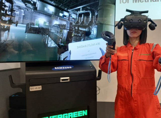 VR 솔루션을 시연하는 에버그린 작업자 사진삼성중공업