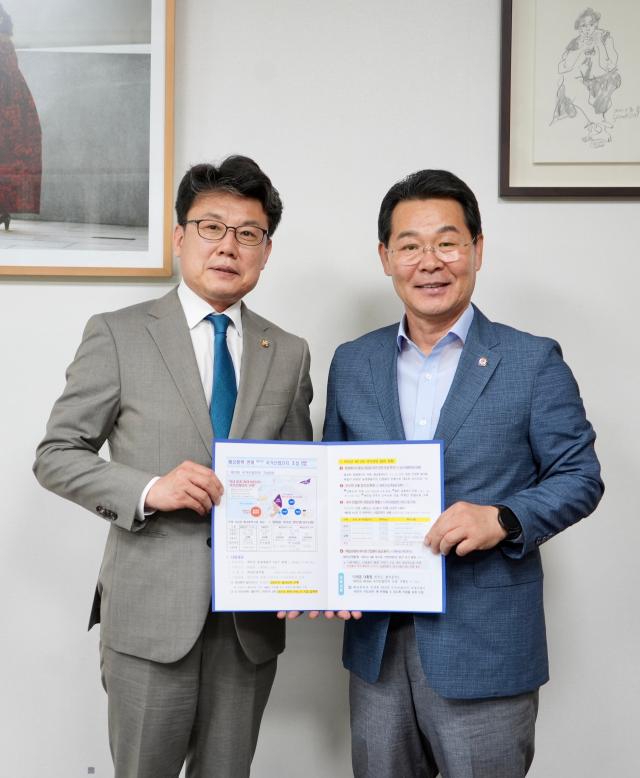 권익현 부안군수오른쪽가 국정기획위원회 부위원장인 진성준 의원에게 부안 해상풍력과 연계한 RE100 국가산업단지 조성의 필요성과 당위성을 설명했다사진부안군