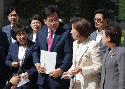 野, 서울중앙지법 항의 방문…특검이 정치보복 칼인가