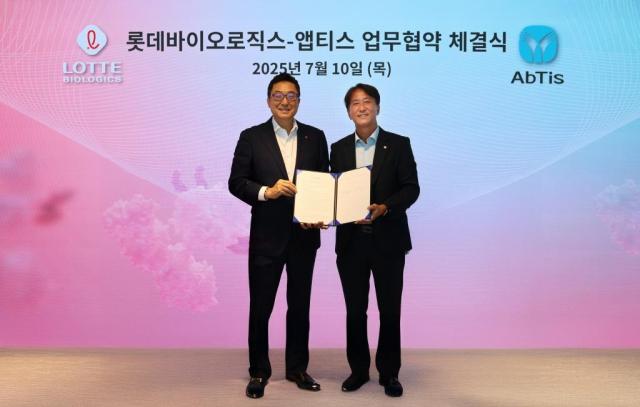 박제임스 롯데바이오로직스 대표왼쪽와 한태동 앱티스 대표가 업무협약 체결식에서 기념사진을 촬영하고 있다사진롯데바이오로직스