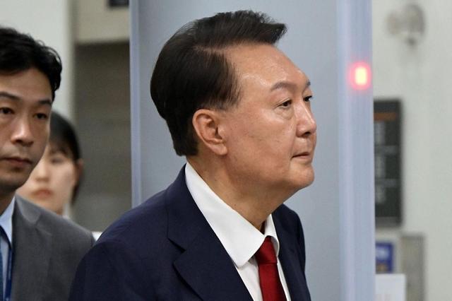 尹, 14일 조사 불출석에 무게...특검과 줄다리기 양상 