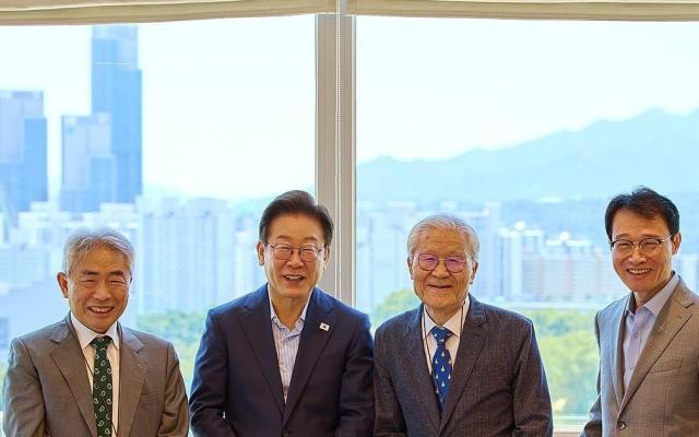 이재명 대통령이 지난 11일 서울 용산 대통령실 청사에서 언론인 오찬에 앞서 기념촬영을 하고 있다 왼쪽부터정규재 전 한국경제신문 주필 이 대통령 조갑제 조갑제닷컴 대표 이규연 대통령실 홍보소통수석 사진연합뉴스

