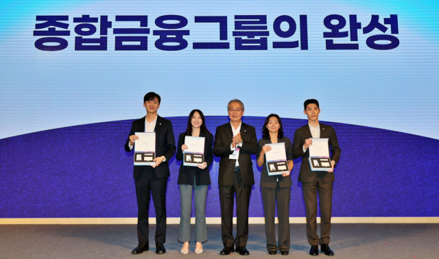 임종룡 우리금융그룹 회장가운데이 11일 서울 용산구 서울드래곤시티에서 열린 우리 원 데이WON Day 행사에서 동양·ABL생명 직원 대표에게 그룹 사원증 명함 휘장을 전달한 뒤 기념촬영을 하고 있다 사진우리금융그룹