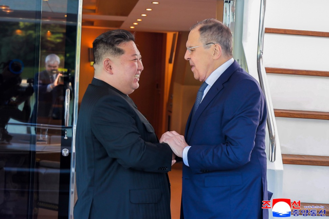 N. Korean leader meets Russian foreign minister, reaffirms deepening ties with Moscow