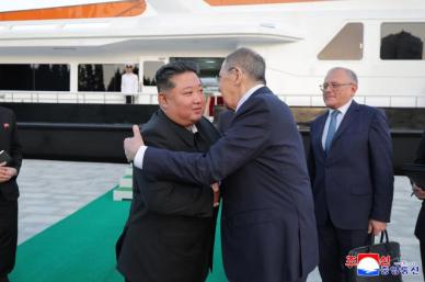 김정은, 러 외무장관 접견…북·러, 모든 전략적 문제 견해 함께해