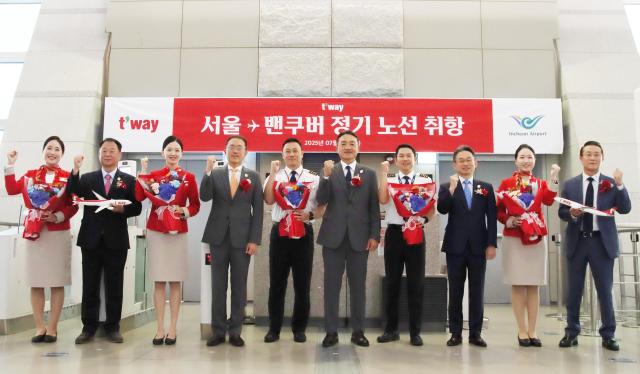 지난 12일 인천국제공항에서 티웨이항공 임직원들이 인천밴쿠버 노선 신규 취항식을 진행하고 기념사진을 촬영하고 있다 사진티웨이항공
