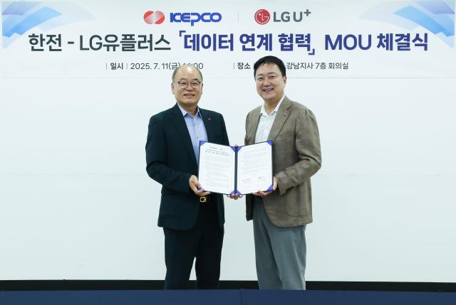 LG유플러스는 한국전력공사와 데이터 기반의 사회안전망 서비스 제공을 위한 업무협약을 체결하고 1인 가구의 이상 징후를 감지해 고독사를 예방하는 ‘1인 가구 안부살핌 서비스’에 참여한다고 13일 밝혔다 사진은 왼쪽부터박종운 한국전력공사 ICT기획처장과 임장혁 LG유플러스 기업고객그룹장이 한국전력 강남지사 대회의실에서 열린 사업협력 체결식에서 기념촬영을 하고 있는 모습사진LG유플러스