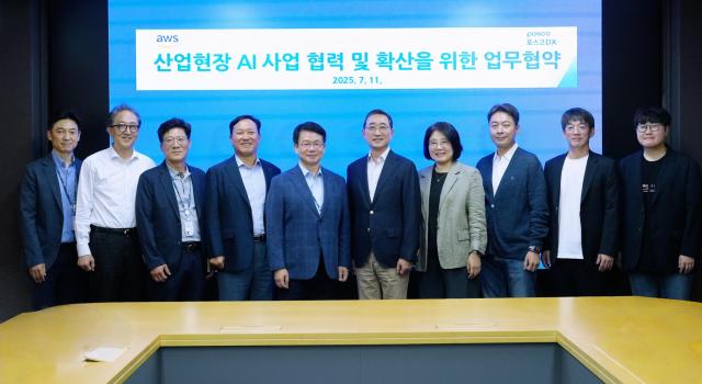 심민석 포스코DX 사장왼쪽에서 다섯번째과 함기호 AWS코리아 대표왼쪽에서 여섯번째를 비롯한 회사 관계자들이 산업현장 AI 사업 협력 및 확산을 위한 업무협약을 체결하고 기념촬영을 하고 있다사진포스코DX
