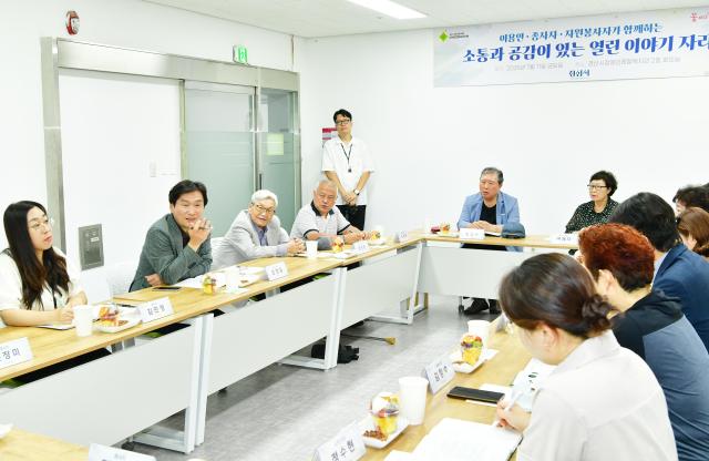 조현일 경산시장이 경산시 자원봉사단원들과 격의 없는 대화를 나누며 소통을 이어가고 있다 사진경산시