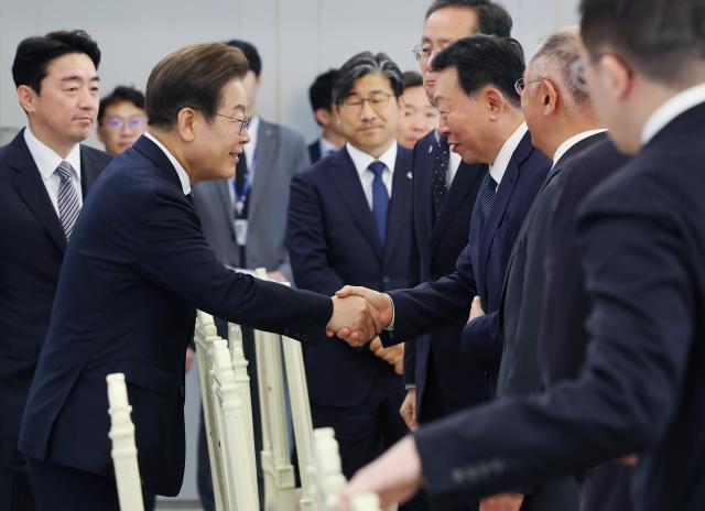 이재명 대통령 신동빈 롯데 회장과 인사
서울연합뉴스 홍해인 기자 이재명 대통령이 13일 서울 용산 대통령실에서 열린 6경제단체·기업인 간담회에서 신동빈 롯데그룹 회장과 악수하고 있다 2025613 대통령실통신사진기자단
hihongynacokr2025-06-13 112733
저작권자 ⓒ ㈜연합뉴스 무단 전재 재배포 금지 AI 학습 및 활용 금지저작권자 ⓒ ㈜연합뉴스 무단 전재 재배포 금지 AI 학습 및 활용 금지