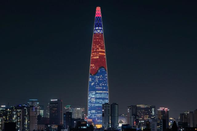 롯데월드타워 현충일 맞아 미디어파사드에 태극기 송출
서울연합뉴스 롯데월드타워가 오는 6일 외벽 미디어파사드에 현충일의 의미를 되새길 수 있는 콘텐츠를 선보인다고 5일 밝혔다 사진은 미디어파사드 콘텐츠 시뮬레이션 영상 캡처 이미지 202565 롯데물산 제공 재판매 및 DB 금지
photoynacokr2025-06-05 133340
저작권자 ⓒ ㈜연합뉴스 무단 전재 재배포 금지 AI 학습 및 활용 금지저작권자 ⓒ ㈜연합뉴스 무단 전재 재배포 금지 AI 학습 및 활용 금지